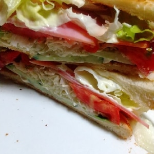 今日はトマト・レタス・キュウリ・ハムのサンドイッチ